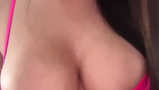 Üvey annemin büyük sütlü göğüslerine boşalmayı seviyorum