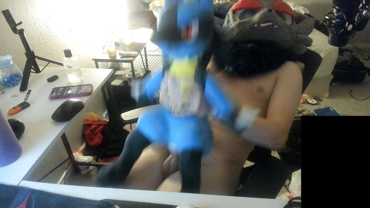 Poke Furry Fursuiter stříká v Plushie