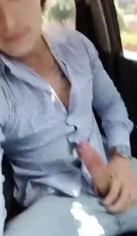 la tenia parada en el auto