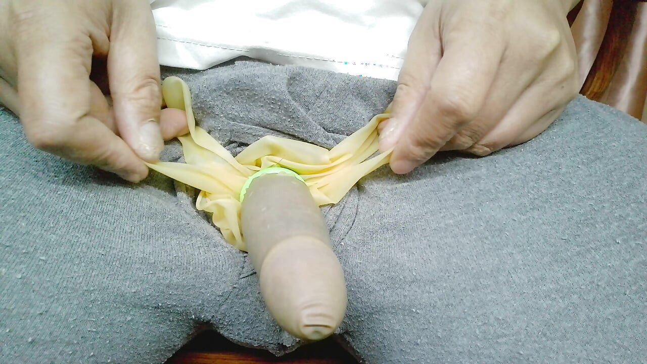 Nošenje prozirnih rukavica od lateksa i korištenje vibratora za postizanje višestrukih orgazama