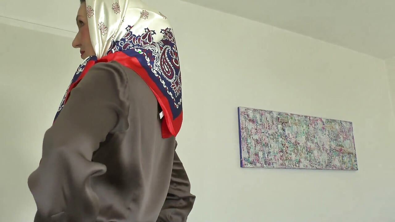 Afternoon Headscarf Try-on, Lady Victoria Valente