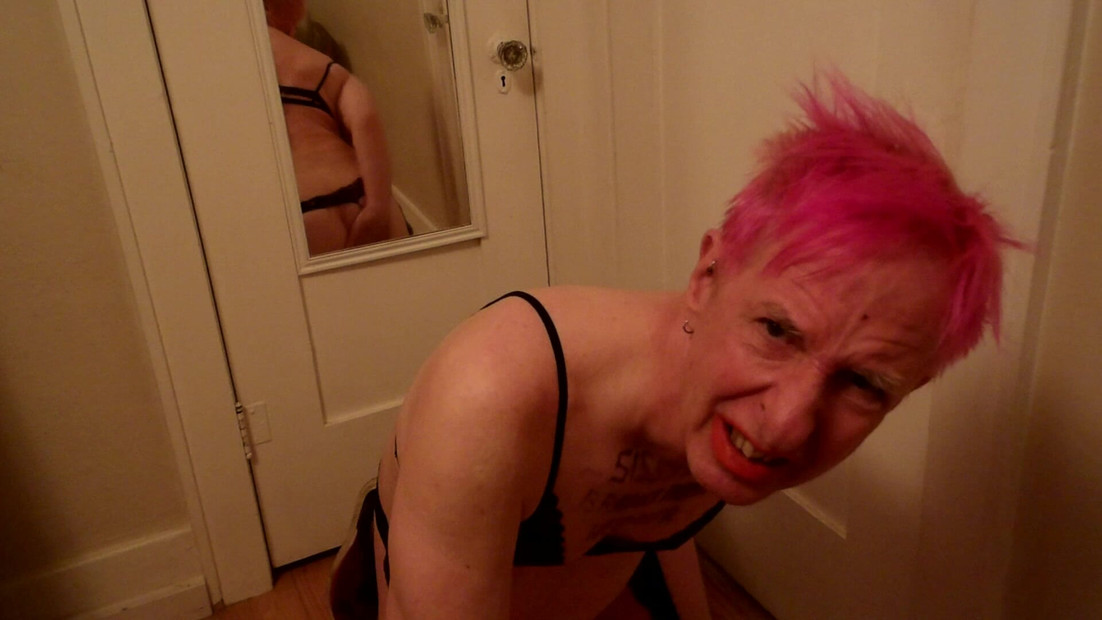 Sissy kurva prstima jebe prste