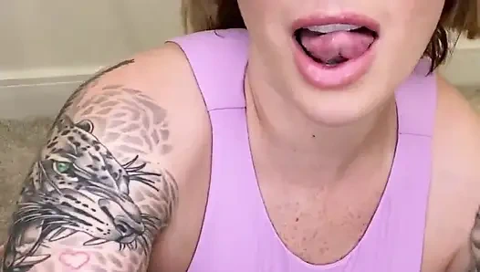 Pantat bahenolku dijilat dan dijilat sampai wajahnya menganga