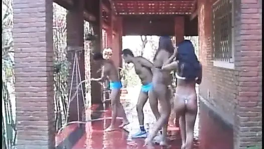 Пропитанные мочой шлюшки промокли в золотой оргии в душе