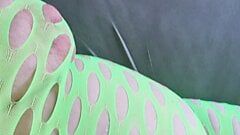 Горячая милфа в сексуальном неоновом зелёном чулке для тела
