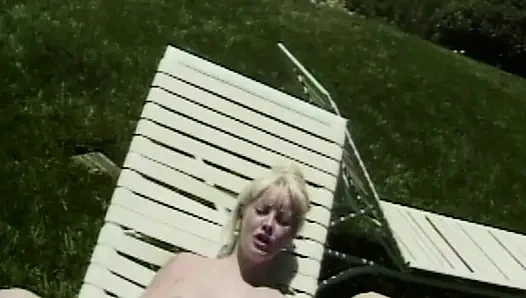 Blonde Schönheit masturbiert im Garten