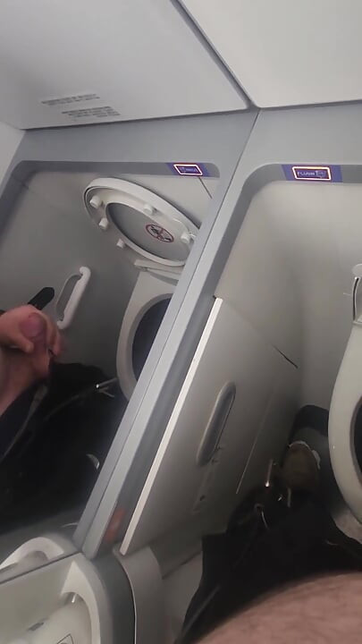 Baño del avión, masturbación y semen