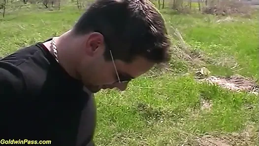 Sıska üvey kız kardeş açık havada sert anal sikiliyor