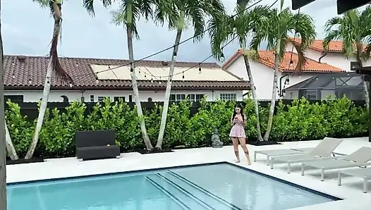 Büyük memeli dövmeli bebek Stella Raee beni sikmeye hazır güneşlik içinde iyi görünüyor!