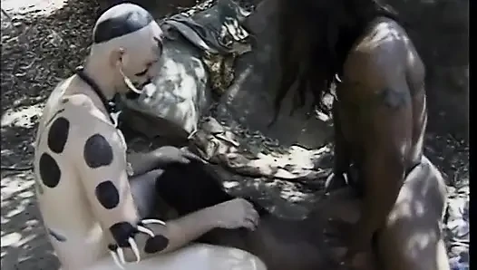 Ateşli zenci piliç beyaz yarağı götünü sallıyor