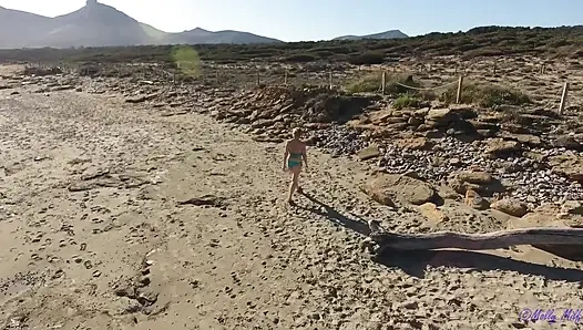 Orta yaşlı seksi kadın plajda tatilde seks yapıyor