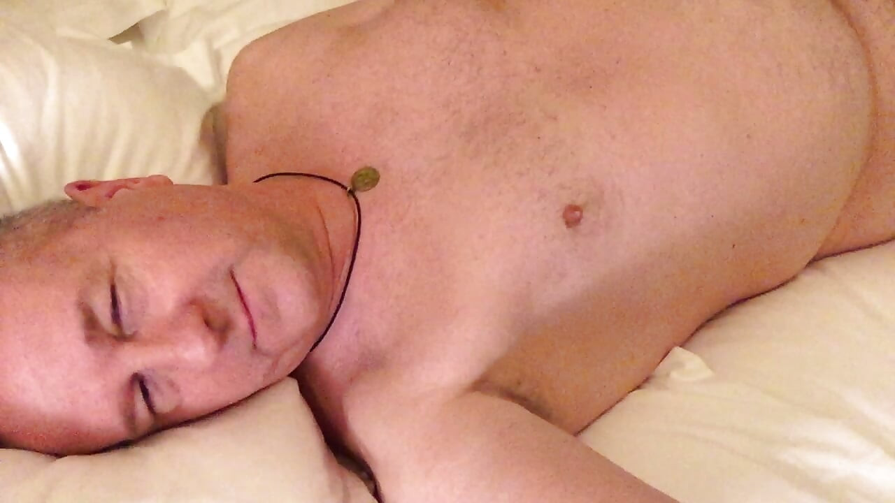 Chubby bottom masturbates
