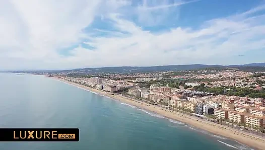 Rayuan lesbian di tepi laut