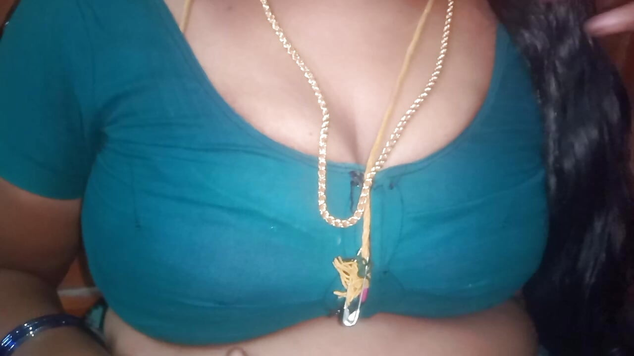 Tamilische tante drückt ihre brüste, wenn sie allein ist und ihre Emotionen nicht kontrollieren kann.