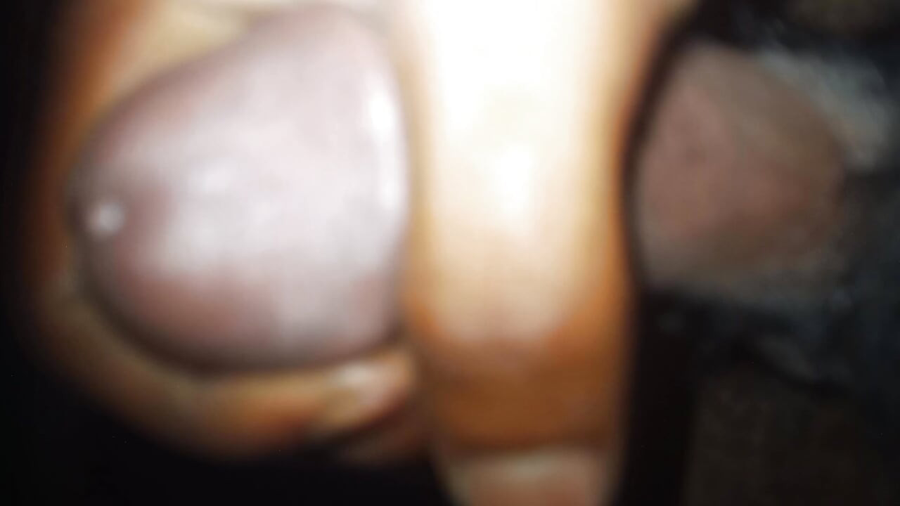 I couldn't help myself after seeing the big breasts in the video, so I gave my hand to Hendel