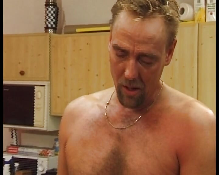 Cô bé người Đức vú to này bị đụ lỗ hậu theo kiểu chó