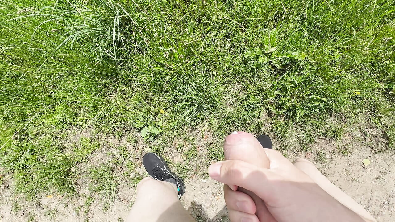 Junge läuft nackt auf öffentlichem Feldweg