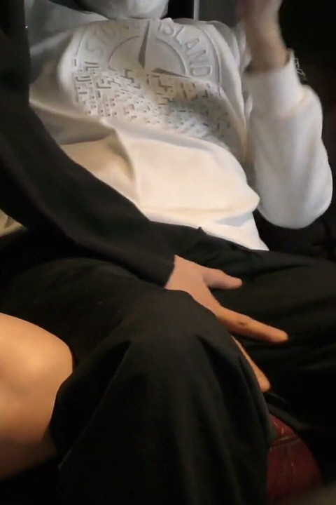 소파 침대에서 딥스로트하며 더러운 혀를 사용하기도 했습니다
