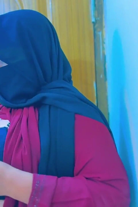 埃及热辣女仆变得超级饥渴并开始在办公室自慰, 老板看到她开始打手枪