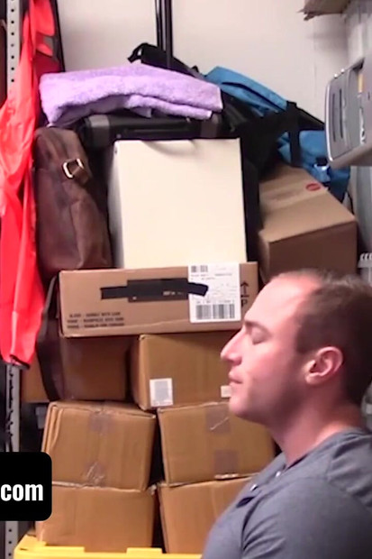 Mladi počinitelji - Dominantni zaštitar Charles King svršava u komad bijele uske guzice