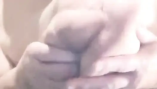 Cewek nakal ini lagi asik muasin lubang pantatnya pakai mainan seks sambil ditonton sama mainan seksnya