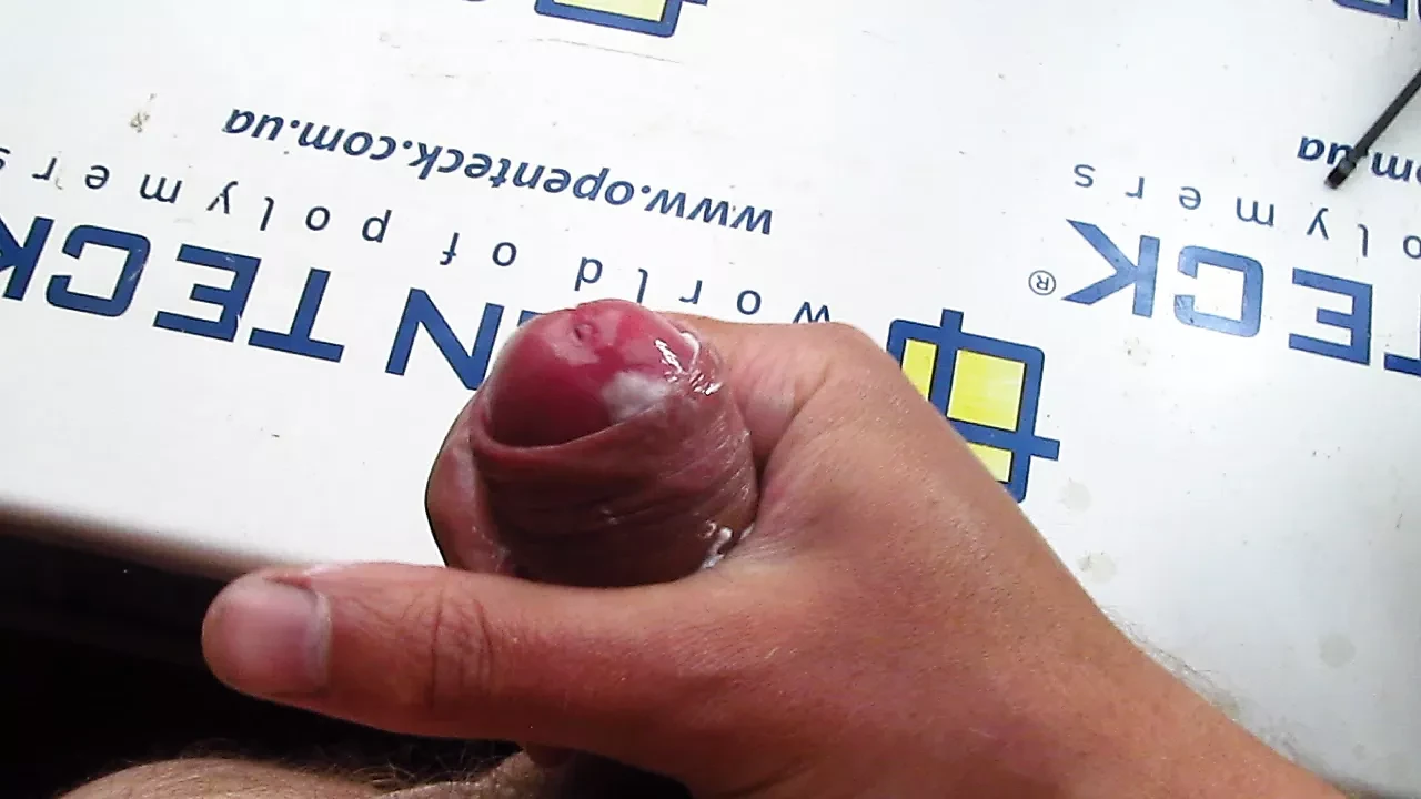Lelaki melancap batangnya dan memancut mani