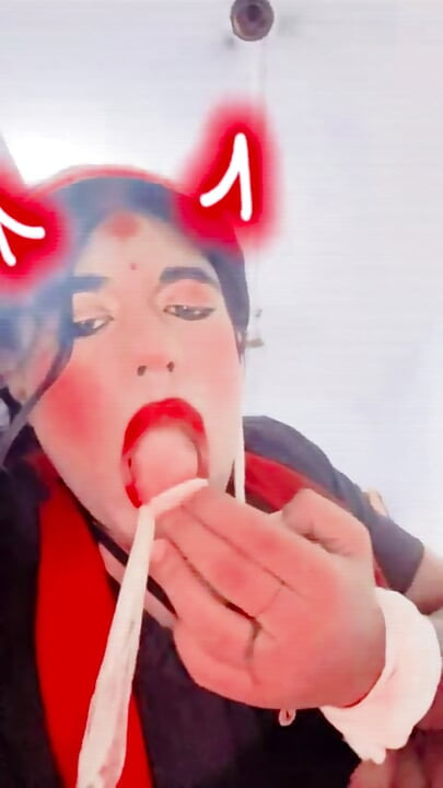 Verronika69 stronšava svoj ogroman kurac veoma teško ogromno svršavanje.