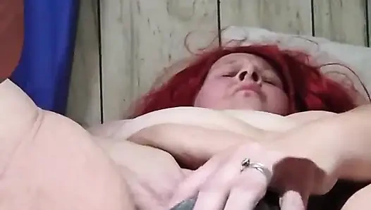 Рыжая шлюха собирается залить киску с мужиком по соседству