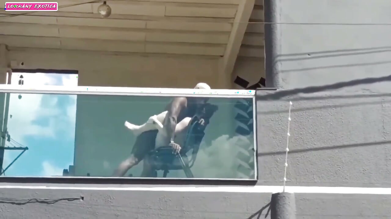 J'étais tellement excitée que j'ai fait l'amour sur le balcon avec mon mec