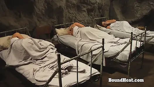 Gefesselte lesbische sklavin auf dem bett von gnadenloser madame ausgepeitscht