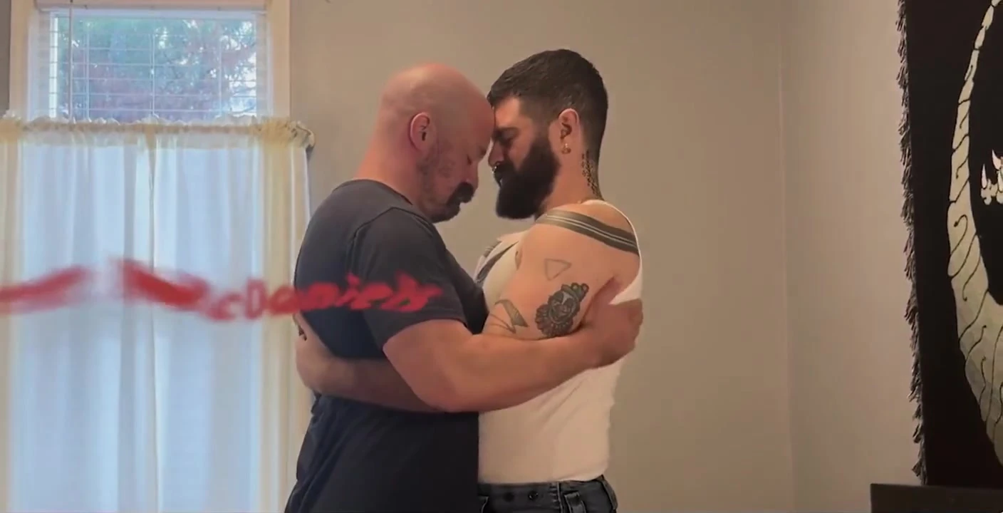 Kaslı ayı dövmeli adam tarafından sikiliyor