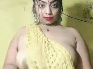 Riesige indische Tante mit dicken Möpsen mit Schal