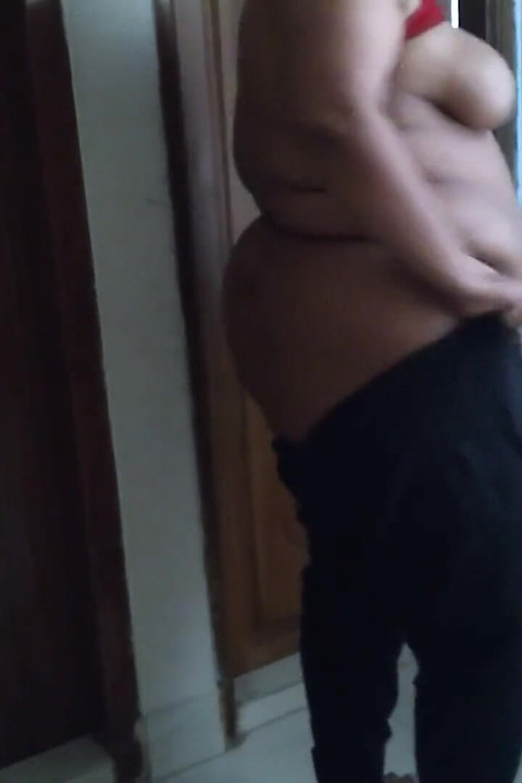 La tía saudita tetona quiere mi gran polla y luego un enorme semen accidental dentro del coño mientras la ayudo a correrse