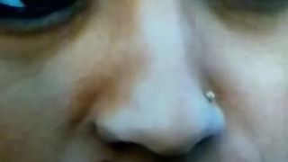 Buzele lui Trisha se freacă