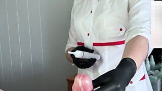 Een man ejaculeert tijdens het knippen van haar met een penistrimmer