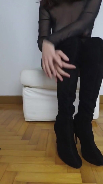 "Ainoa azdırıcı çizmeler, mini etek deri, göğüsler, tam naylon çoraplı" dan çarpıcı an