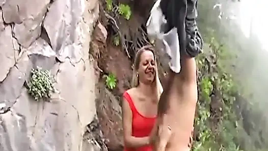 Zwei freche deutsche mädchen lieben es, eine große ladung sperma im wald zu teilen