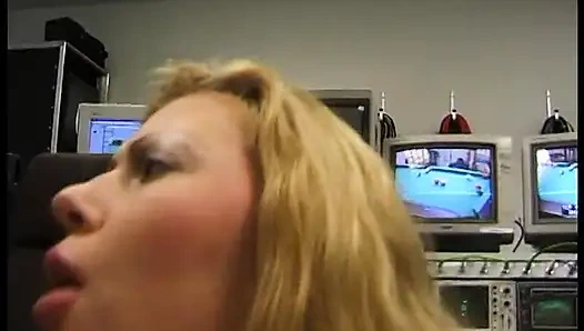 Blonde reife lutscht seinen schwanz