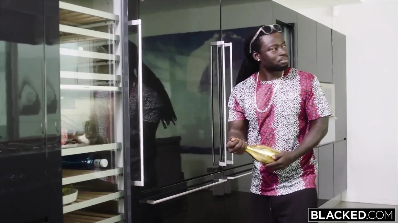 Blacked 房地产经纪人Lexi Belle无法抗拒大黑鸡巴