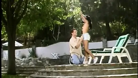 Asiatische schönheit lutscht nüsse und leckt einen harten weißen schwanz