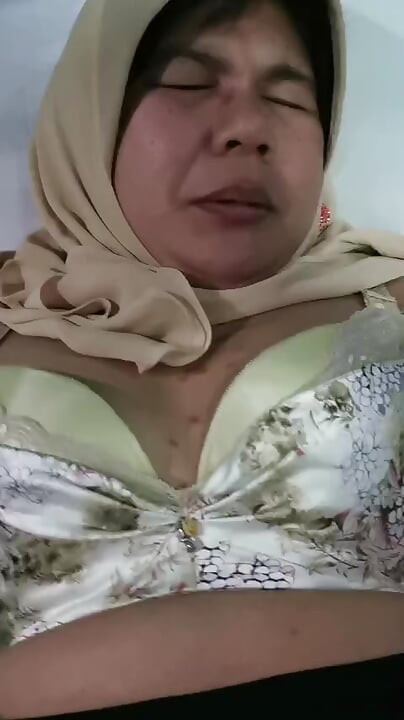 O fată infidelă cu hijab face sex cu sora soțului ei.