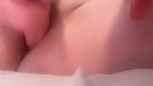 Шаловливая девушка ублажает задницу и киску дома одна