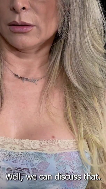 Aldatılan evli kadın kocasının arkadaşı tarafından mutfakta sikiliyor - Monique Fuentes ve Milan Rodriguez.. | Klip 1