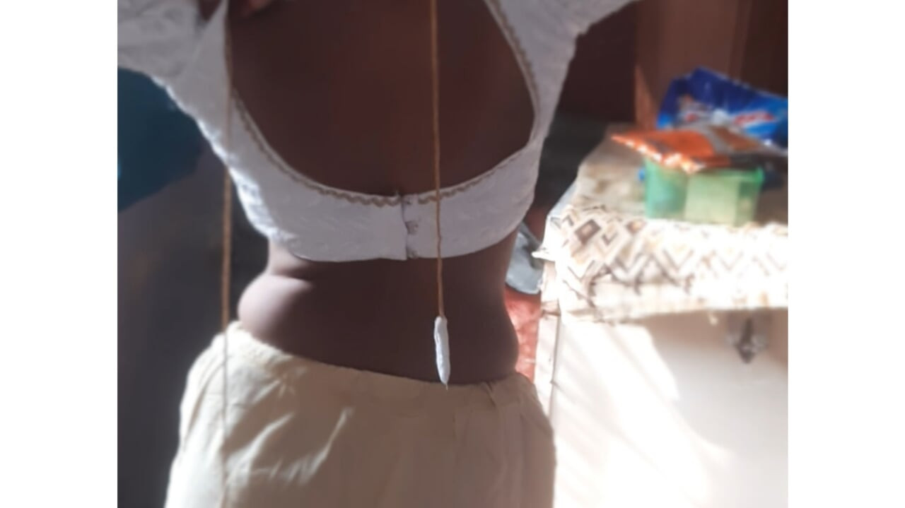 Kakak tiri cuba menyentuh kakak tiri yang memakai blaus coli saree selepas mandi bilik mandi terbuka