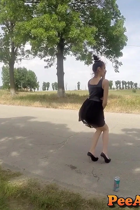 穿着礼服和高跟鞋湿润道路!