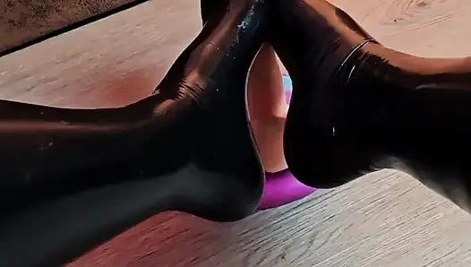 Footjob dildo lateks