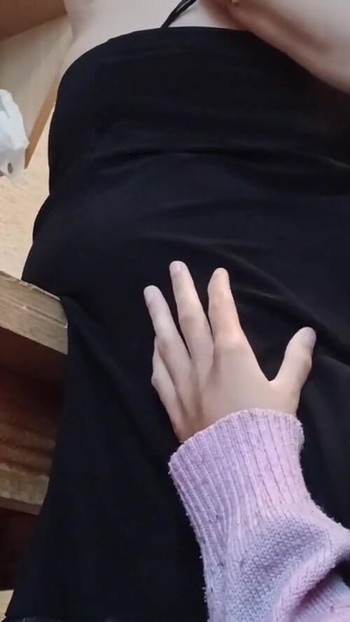 Mon copain m’a attrapée avec sa mère, mais il ne nous a pas vu en train de baiser parce que j’étais sous sa jupe | Clip 1