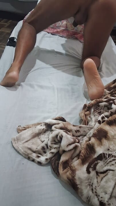 Ladysilva ベッドで全裸の女装子、そのエロいお尻