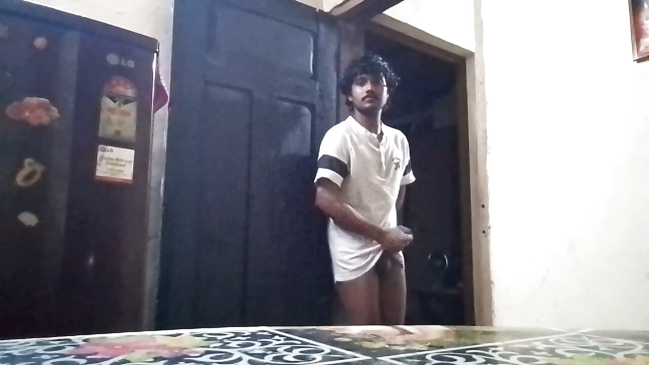 Chico de aldea desi solo en casa por la noche