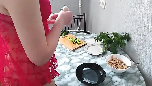 Альтушка Делает На Завтрак Спринг-роллы В Стрингах